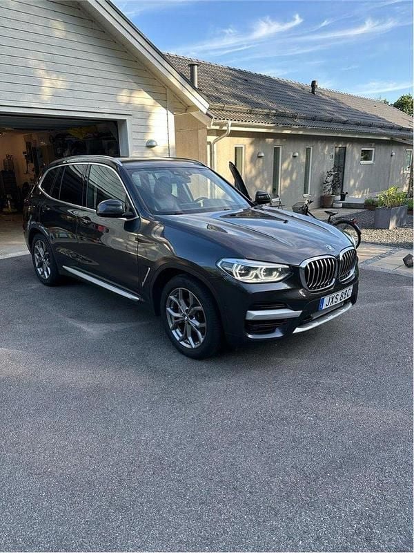 Grå Begagnad 2021 BMW X3 SUV | 389 000 kr (Marknadspris) - Bild 1/4