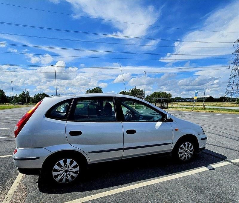 Silver Begagnad 2005 Nissan Almera Tino Minibuss | 11 000 kr - Bild 1/4