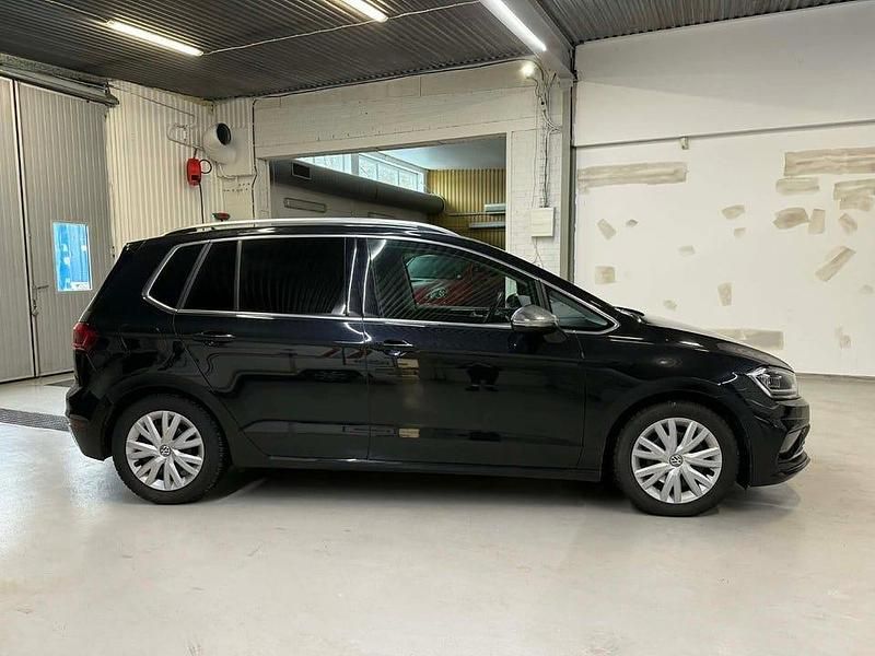 Begagnad VW Golf VII Highline 150 HK (110 kW) 2018 Svart Halvkombi