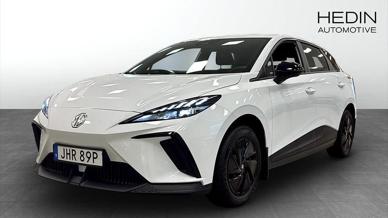 Vit (white) Begagnad 2023 MG MG4 EV Halvkombi | 224 900 kr (Bra pris) - Bild 1/4
