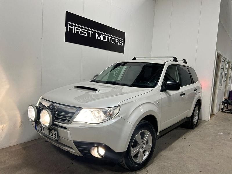 Vit Begagnad 2012 Subaru Forester SUV | 49 900 kr (Bra pris) - Bild 1/4