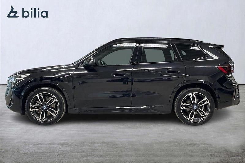 Begagnad BMW X1 M Sport 326 HK (239 kW) 2025 Saphire svart metallic SUV