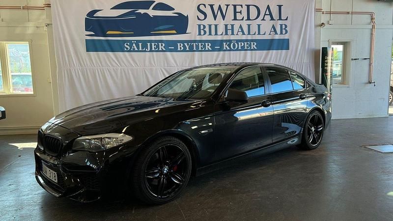 Svart Begagnad 2011 BMW 520 M Sport Sedan | 109 000 kr (Marknadspris) - Bild 1/4