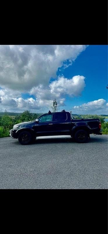 Svart Begagnad 2014 Toyota HiLux Pickup | 205 000 kr (Marknadspris) - Bild 1/4