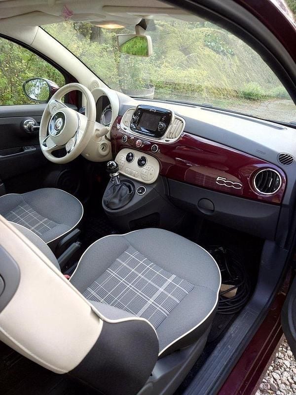 Röd Begagnad 2017 Fiat 500 Lounge Halvkombi | 89 000 kr (Bra pris) - Bild 1/4