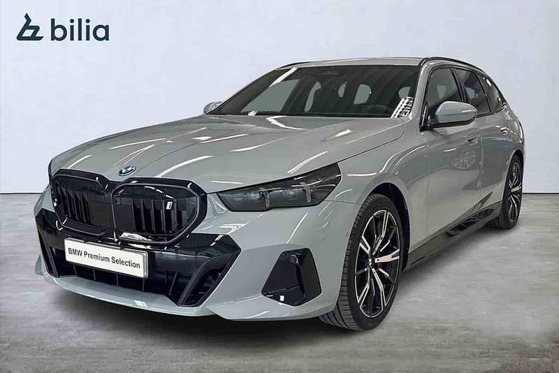 Grå Begagnad 2026 BMW i5 Sedan | 789 900 kr (Marknadspris) - Bild 1/1