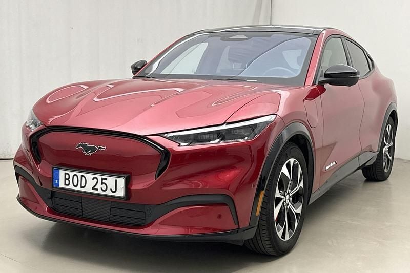 Röd Begagnad 2021 Ford Mustang Mach-E SUV | 332 000 kr (Superpris) - Bild 1/4