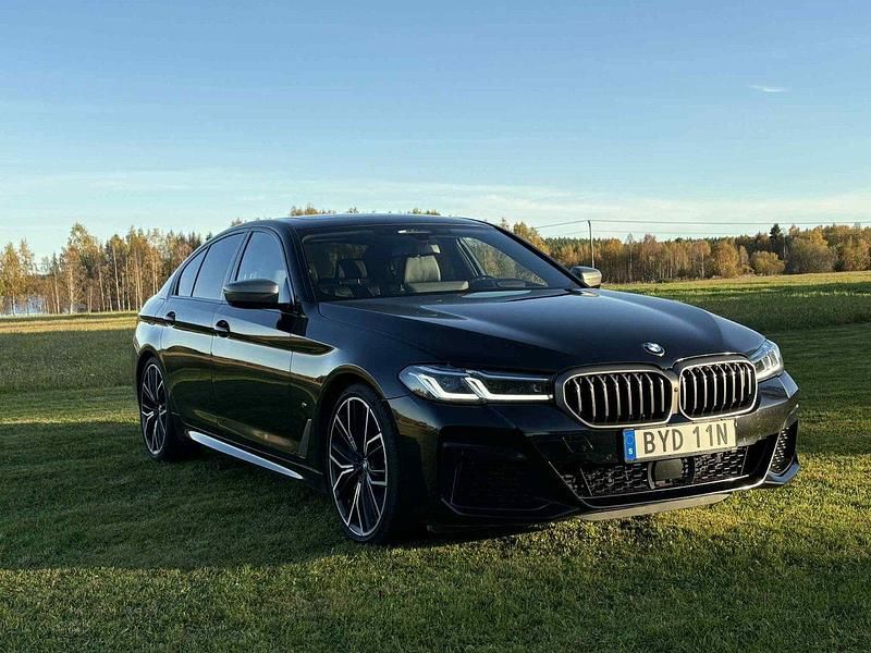Svart Begagnad 2021 BMW M550 Sedan | 625 000 kr (Marknadspris) - Bild 1/4