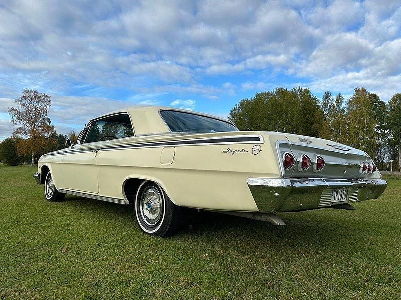Ljusgul Begagnad 1962 Chevrolet Impala Sport Sedan | 249 000 kr - Bild 1/4