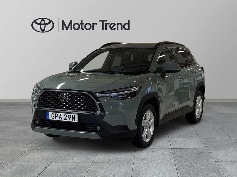 Grön Begagnad 2025 Toyota Corolla Cross Style SUV | 379 000 kr (Marknadspris) - Bild 1/4