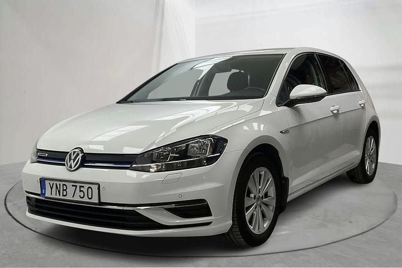 Vit Begagnad 2018 VW Golf VII | 130 000 kr - Bild 1/4