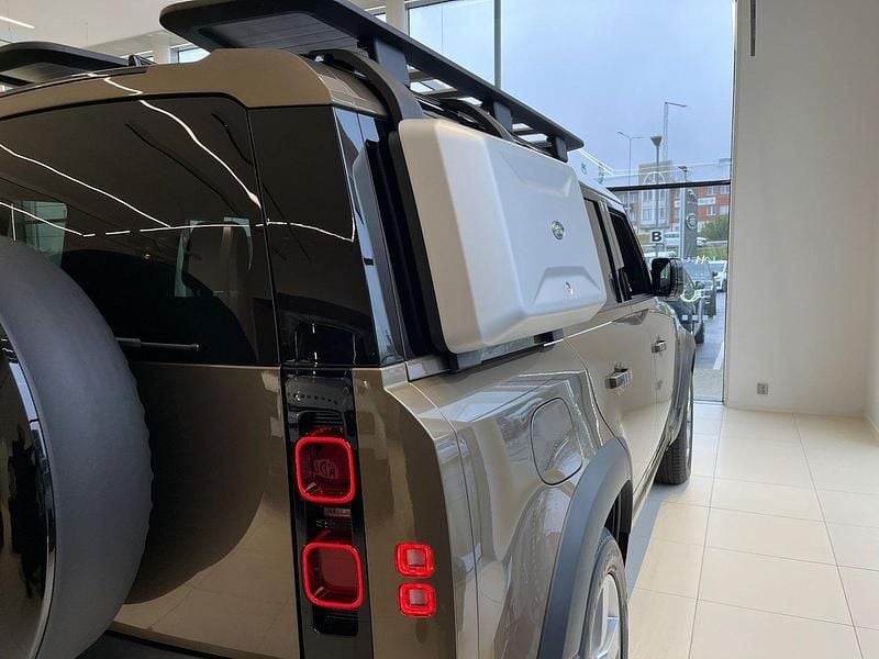 Ny Land Rover Defender SE Dynamic 300 HK (220 kW) 2025 Brun (gondwana stone metallic) SUV
