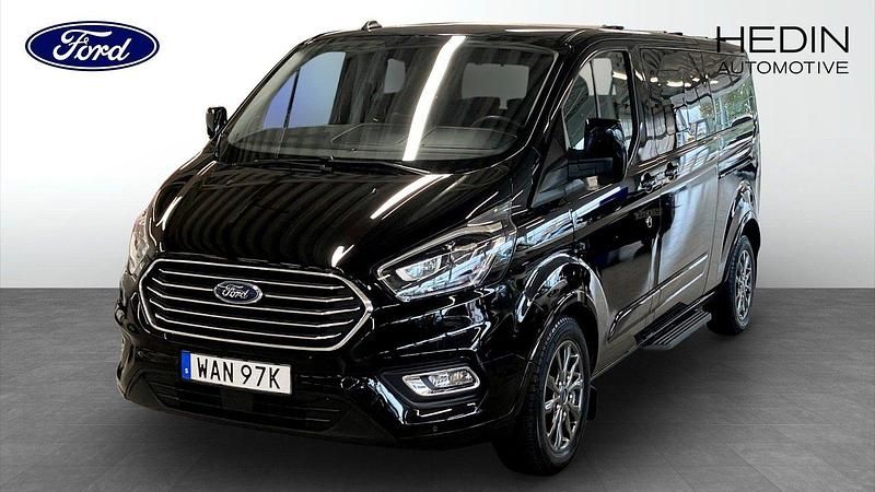 Svart (black) Begagnad 2022 Ford Tourneo Titanium Van | 449 900 kr (Dyr) - Bild 1/4