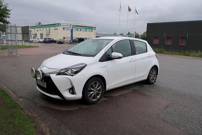 Vit Begagnad 2017 Toyota Yaris Hybrid Active Halvkombi | 129 500 kr (Marknadspris) - Bild 1/4