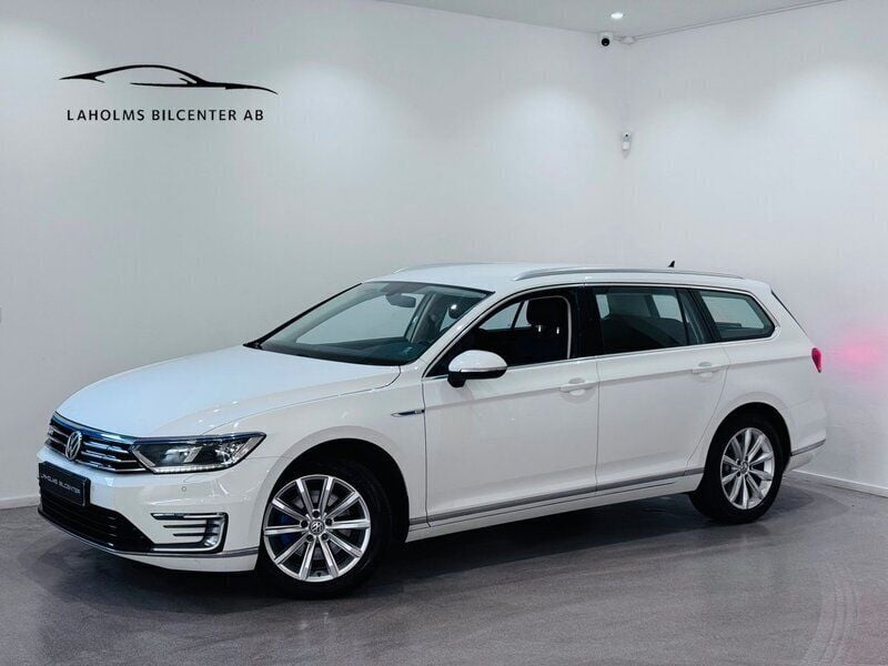 Vit Begagnad 2017 VW Passat GTE Kombi | 169 900 kr (Bra pris) - Bild 1/4