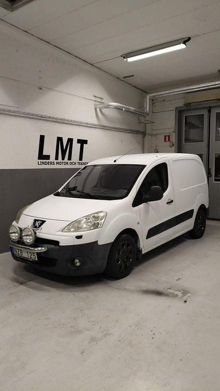 Vit Begagnad 2009 Peugeot Partner Minibuss | 25 000 kr (Marknadspris) - Bild 1/4