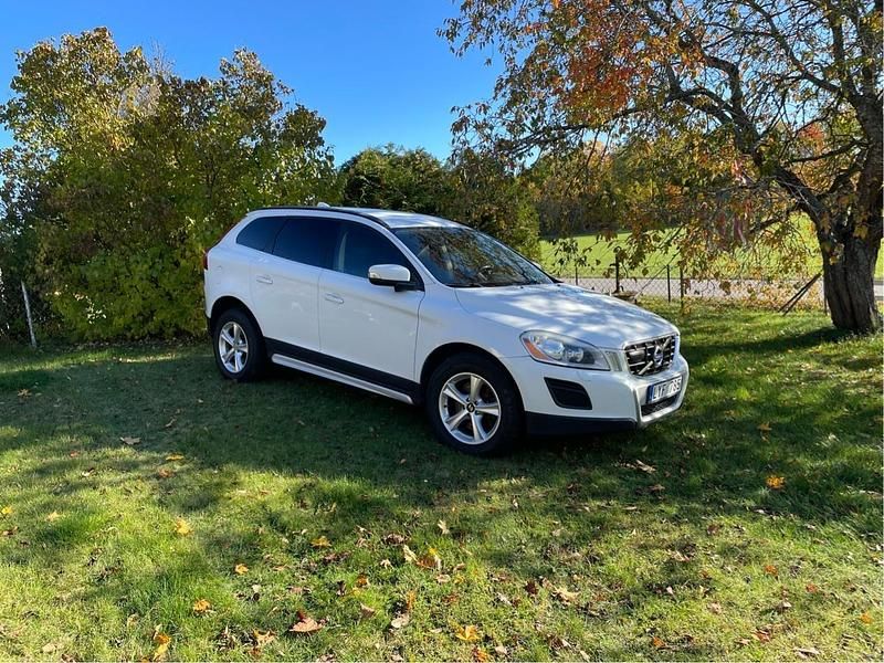 Vit Begagnad 2012 Volvo XC60 Momentum SUV | 95 000 kr (Superpris) - Bild 1/4