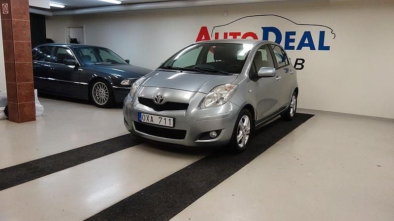 Grå Begagnad 2010 Toyota Yaris Halvkombi | 52 900 kr (Marknadspris) - Bild 1/4