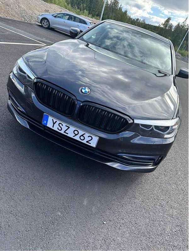 Grå Begagnad 2019 BMW 530e iPerformance Sedan | 260 000 kr (Bra pris) - Bild 1/4