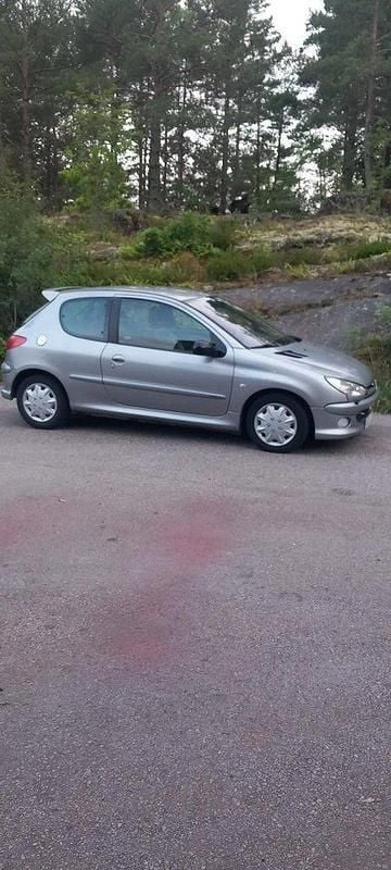 Grå Begagnad 2005 Peugeot 206 Griffe Halvkombi | 16 800 kr (Marknadspris) - Bild 1/4