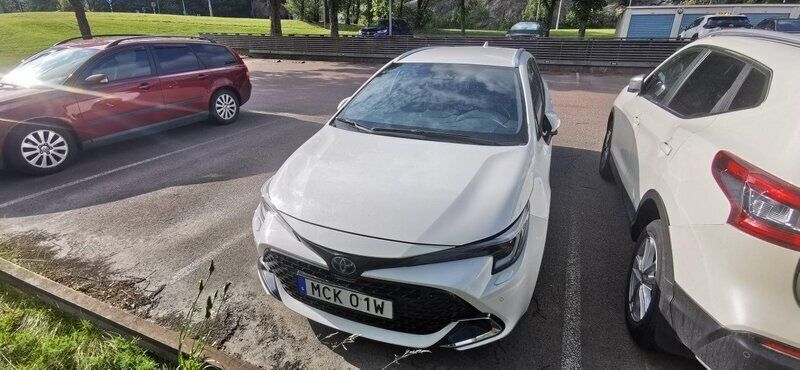 Vit Begagnad 2023 Toyota Corolla Kombi | 245 000 kr (Bra pris) - Bild 1/4