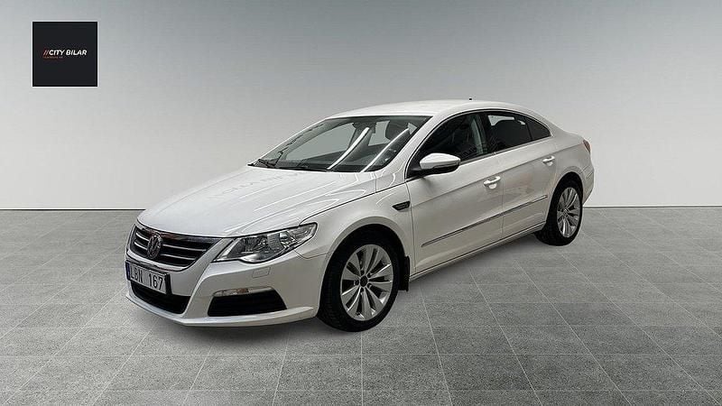 Vit Begagnad 2010 VW CC Sedan | 79 900 kr (Marknadspris) - Bild 1/4