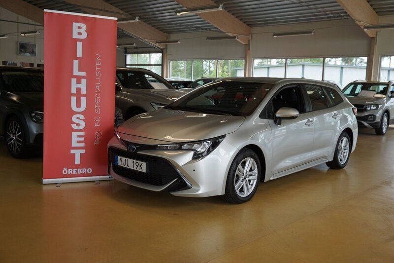 Silver Begagnad 2022 Toyota Corolla Active Kombi | 229 900 kr (Marknadspris) - Bild 1/4