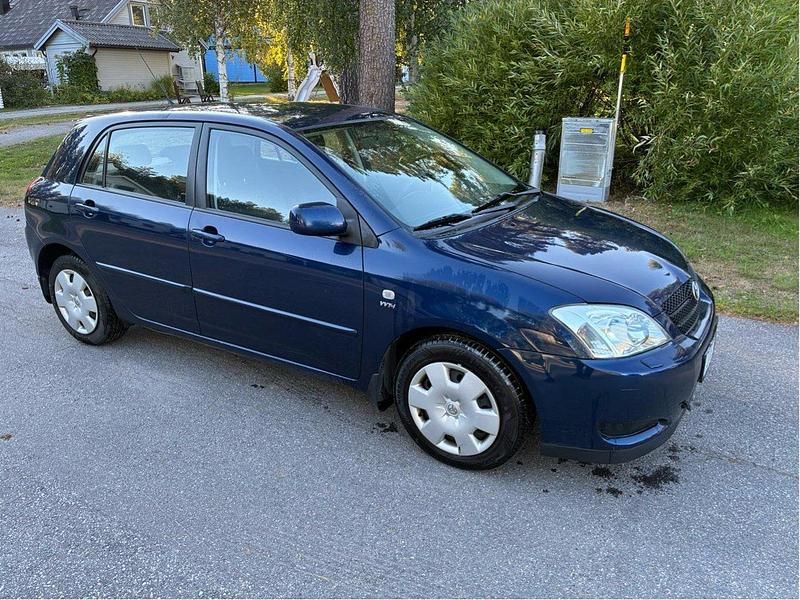 Blå Begagnad 2004 Toyota Corolla Halvkombi | 39 000 kr (Dyr) - Bild 1/4