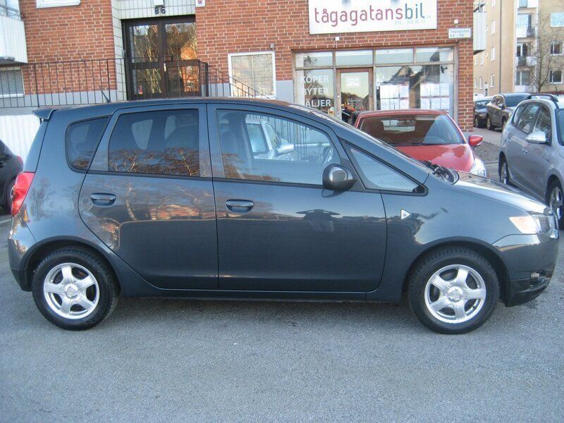 Grå (grå/antracit metallic) Begagnad 2012 Mitsubishi Colt Halvkombi | 44 900 kr (Marknadspris) - Bild 1/4
