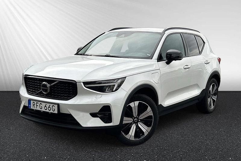 Vit Begagnad 2022 Volvo XC40 Plus SUV | 339 900 kr (Lite dyr) - Bild 1/4