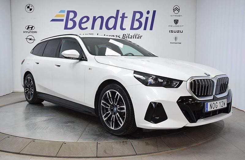 Vit Begagnad 2025 BMW i5 M Sport Kombi | 624 500 kr (Superpris) - Bild 1/4