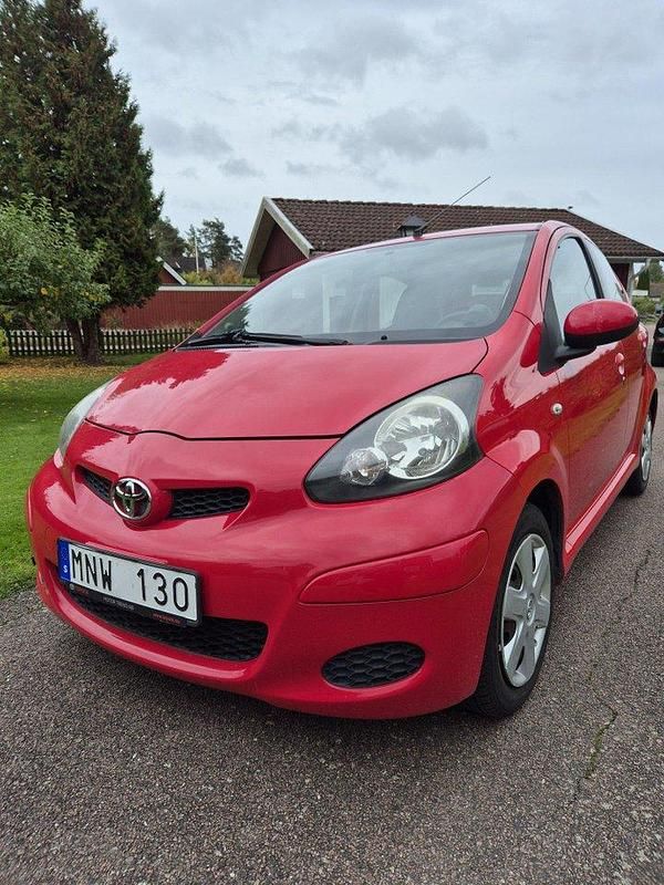 Röd Begagnad 2010 Toyota Aygo Halvkombi | 39 000 kr (Marknadspris) - Bild 1/4