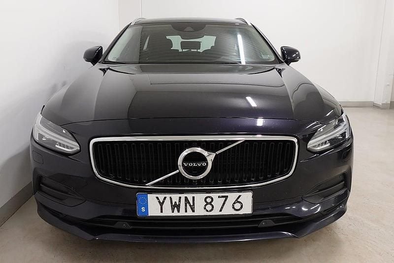 Begagnad Volvo V90 Momentum 190 HK (139 kW) 2018 Mörkblå (blå) Kombi