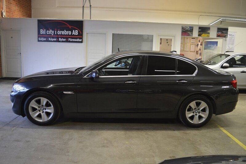 Grå Begagnad 2010 BMW 520 Sedan | 114 900 kr (Lite dyr) - Bild 1/4