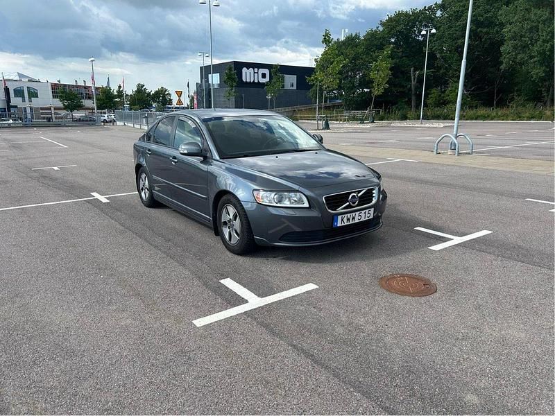 Grå Begagnad 2011 Volvo S40 Kinetic Sedan | 59 990 kr (Marknadspris) - Bild 1/4