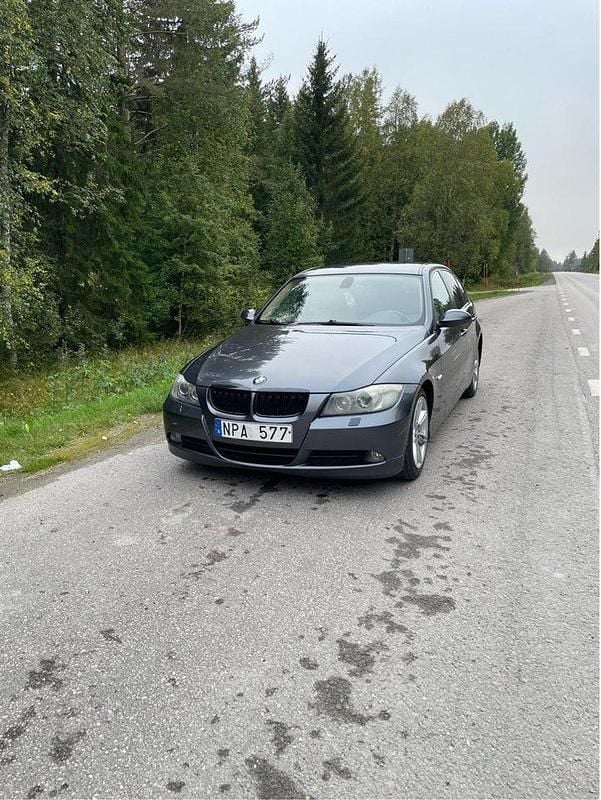 Grå Begagnad 2008 BMW 320 Sedan | 55 000 kr (Marknadspris) - Bild 1/4