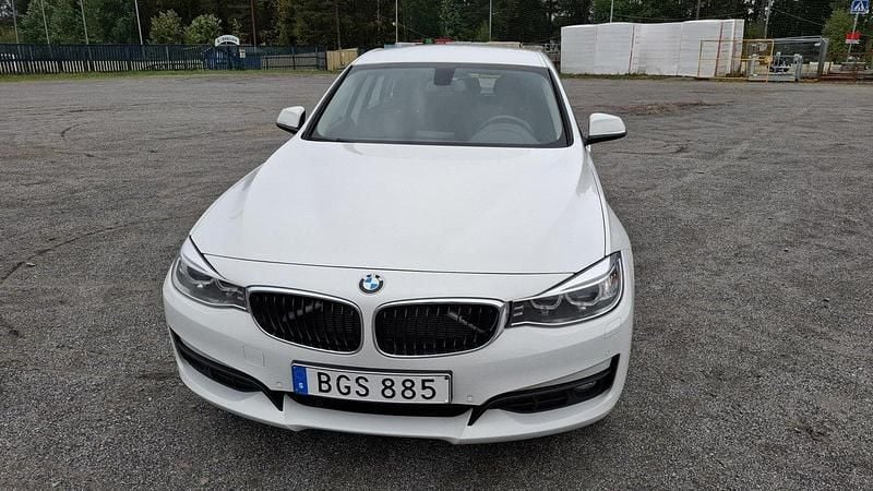 Vit Begagnad 2015 BMW 320 Gran Turismo Halvkombi | 129 000 kr (Lite dyr) - Bild 1/4