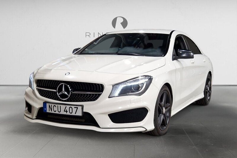 Vit Begagnad 2016 Mercedes CLA180 AMG Sedan | 169 900 kr (Marknadspris) - Bild 1/3