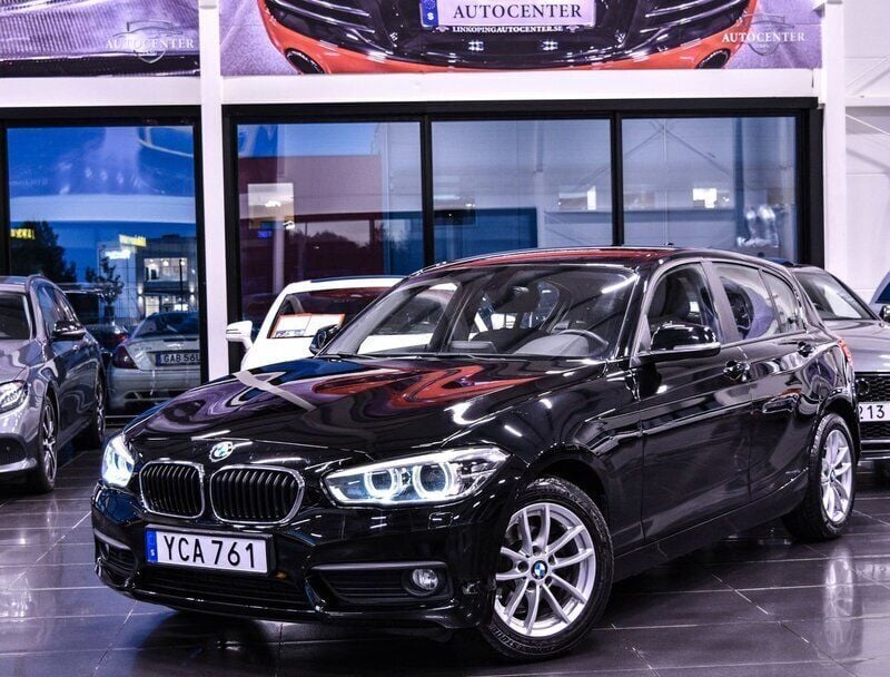 Svart Begagnad 2016 BMW 118 Advantage Halvkombi | 139 900 kr (Marknadspris) - Bild 1/2