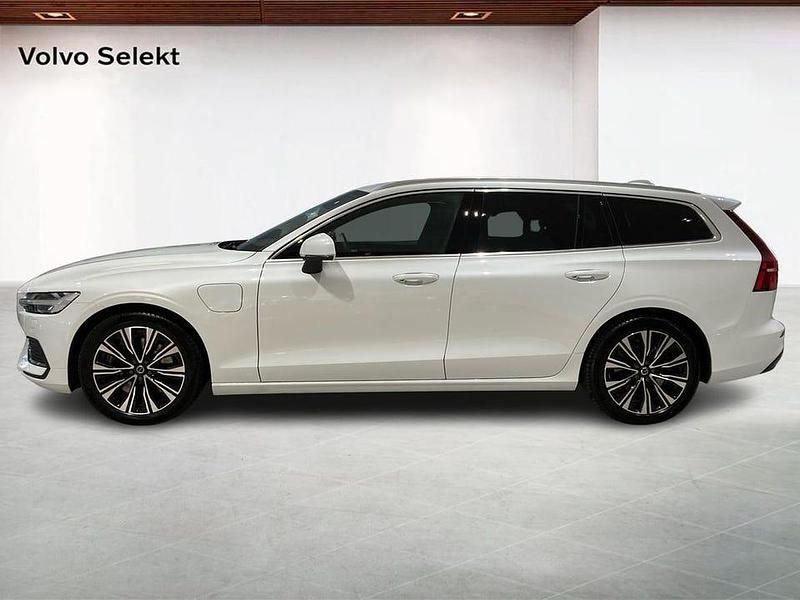 Begagnad Volvo V60 Core 355 HK (261 kW) 2023 Vit Kombi