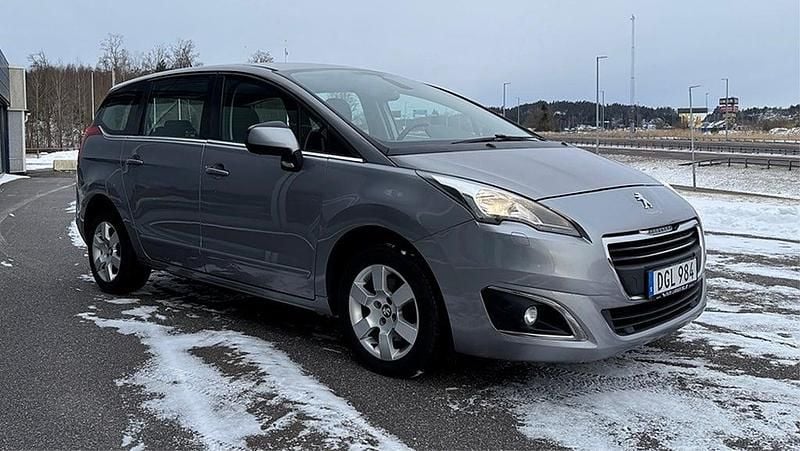 Begagnad Peugeot 5008 120 HK (88 kW) 2016 Grå metalliclack Minibuss