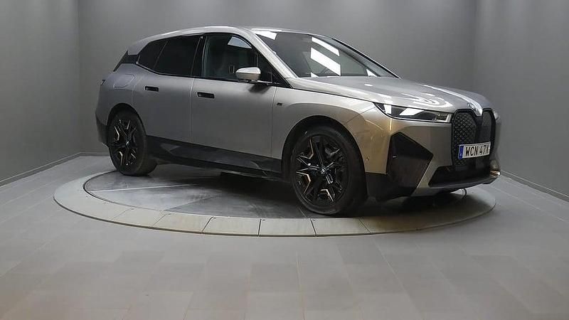 Grå Begagnad 2023 BMW iX Comfort Edition SUV | 899 000 kr (Dyr) - Bild 1/4