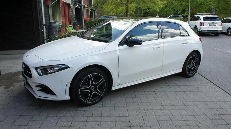 Vit Begagnad 2023 Mercedes A250 AMG Halvkombi | 339 490 kr (Marknadspris) - Bild 1/4