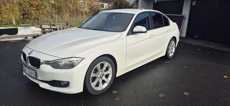 Vit Begagnad 2012 BMW 328 Sedan | 90 000 kr (Dyr) - Bild 1/4