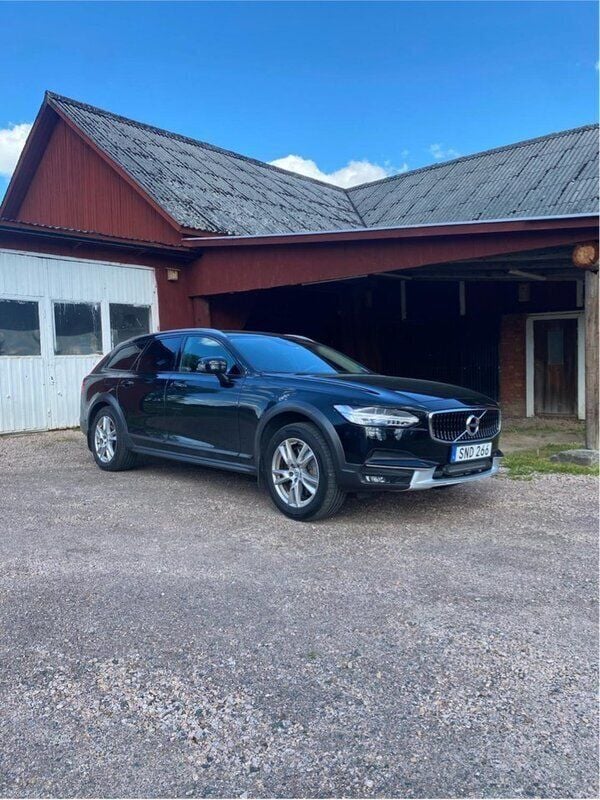 Svart Begagnad 2019 Volvo V90 CC Momentum Kombi | 272 000 kr (Bra pris) - Bild 1/4