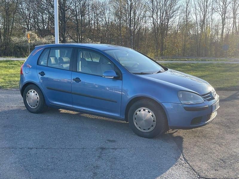 Blå Begagnad 2003 VW Golf IV Comfortline Halvkombi | 29 800 kr (Marknadspris) - Bild 1/4