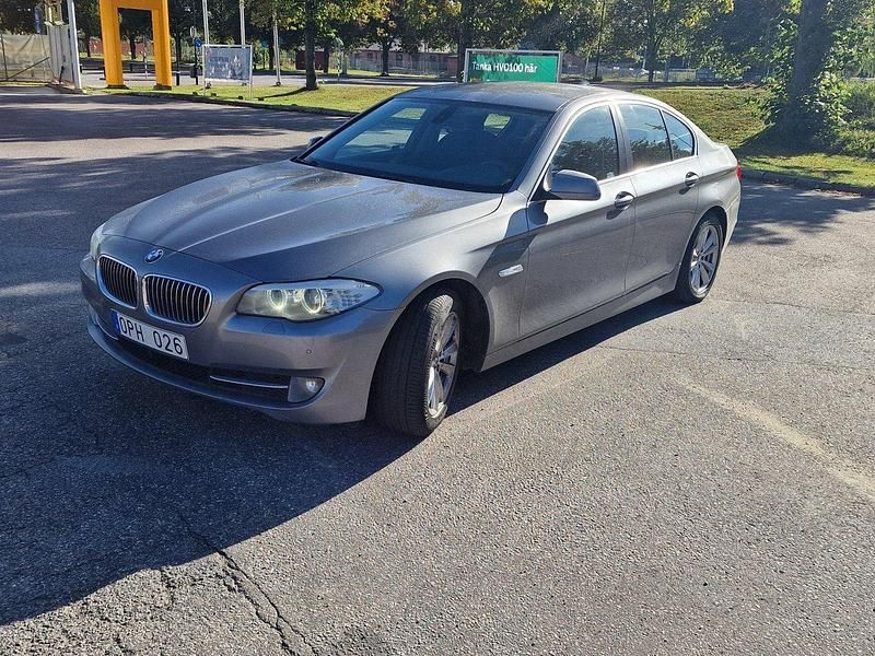 Grå Begagnad 2012 BMW 520 Sedan | 84 900 kr - Bild 1/4