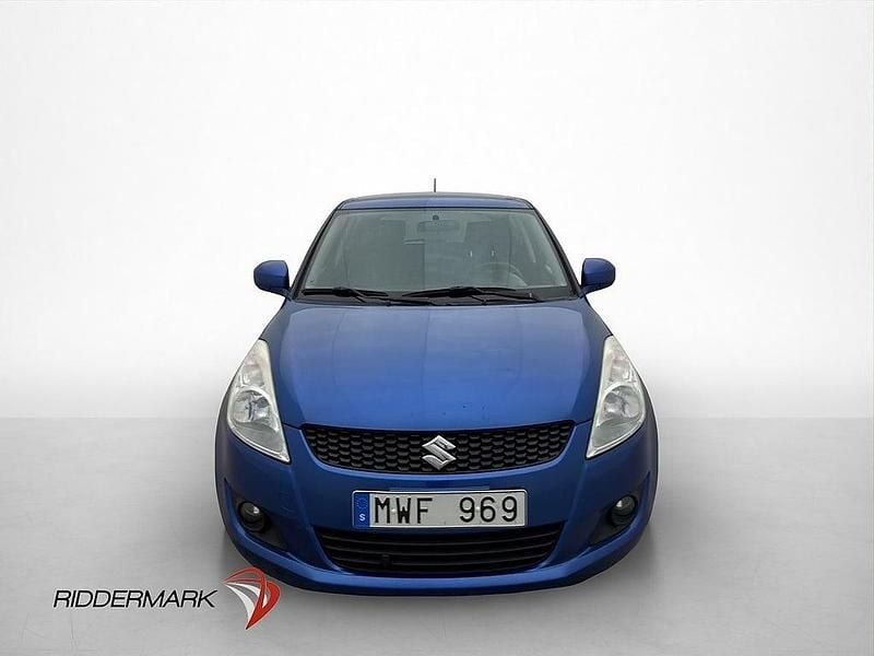 Begagnad Suzuki Swift 94 HK (69 kW) 2012 Blå Halvkombi