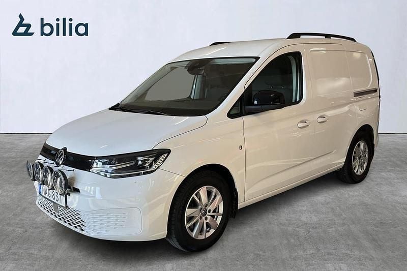 Vit Begagnad 2023 VW Caddy S Minibuss | 319 900 kr (Marknadspris) - Bild 1/4