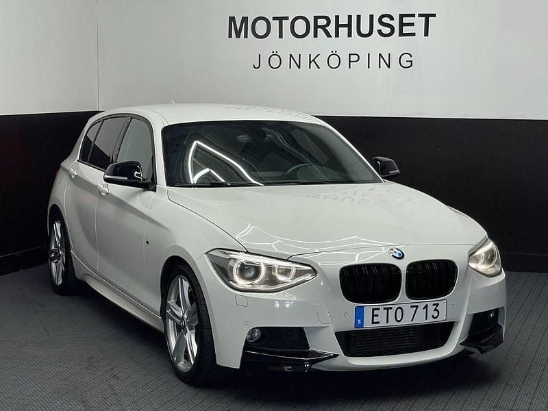 Vit Begagnad 2015 BMW 116 M Sport Halvkombi | 99 800 kr (Marknadspris) - Bild 1/4